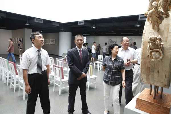 天津美术学院党委书记武红军（左1）、天津美术学院院长邓国源（左2）、天津市政协原副主席曹秀荣（右2）、天津市教委高教处处长刘智刚（右1）在观看展览