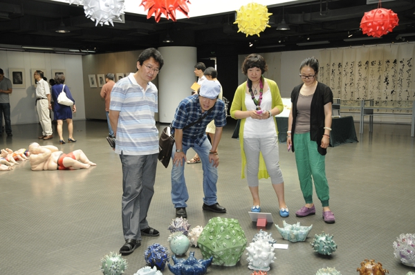 天津美术学院教师在美术馆观看展览