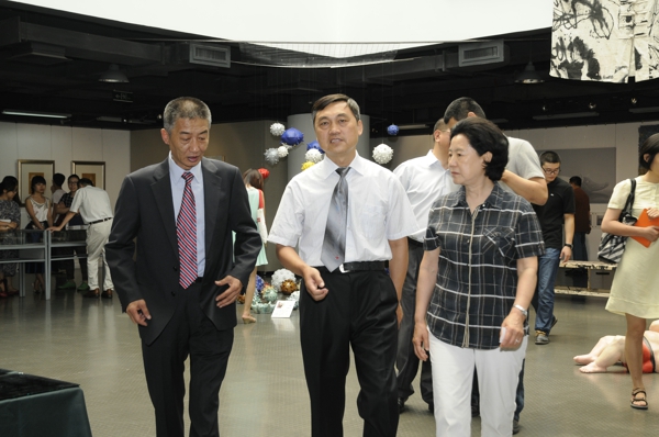 天津美术学院院长邓国源（左）、天津美术学院党委书记武红军（中）、天津市政协原副主席曹秀荣（右）在参观展览