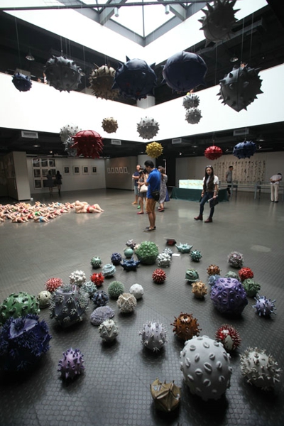 学生在美术馆观展