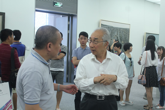 大都美术馆馆长靳尚谊（右）
