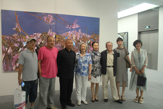 艺术家与嘉宾在展览现场合影留念