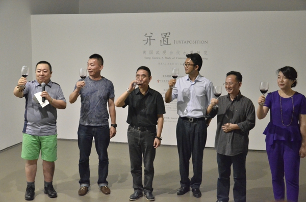 举杯庆祝展览圆满开幕