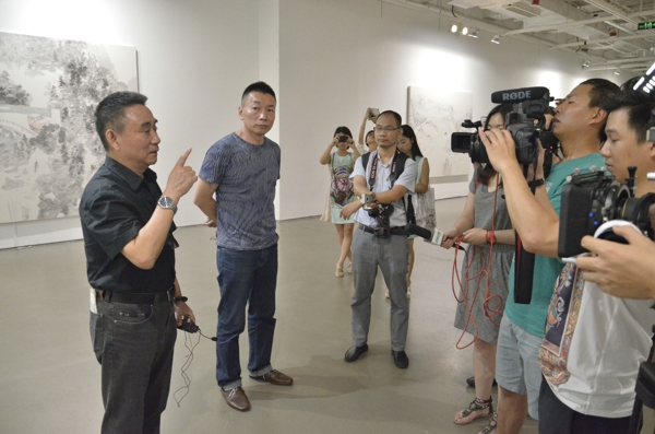 艺术家与策展人做媒体导览