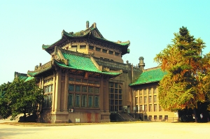 　开尔斯设计的武汉大学老图书馆1935年竣工，是中西建筑理念结合的佳作，至今仍是珞珈山麓的校园标志性建筑。