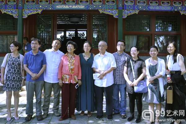 陈玉圃先生与参展艺术家等合影