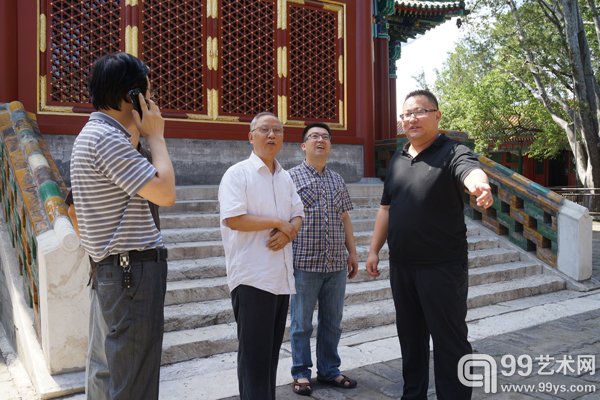 开幕式前李超馆长与陈玉圃先生交流