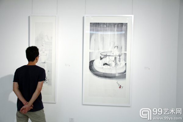 活动现场观众在观看作品