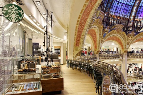 巴黎老佛爷百货（Galeries Lafayette）里这家星巴克也相当富丽堂皇