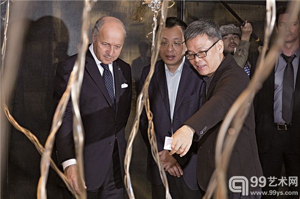 余德耀正在介绍美术馆中的艺术作品。