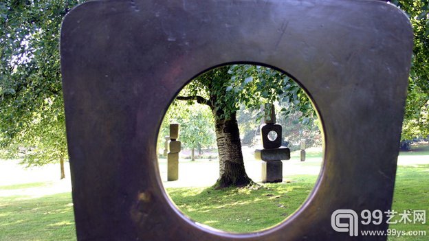 约克郡雕塑公园（Yorkshire Sculpture Park）中的赫普沃斯雕塑作品