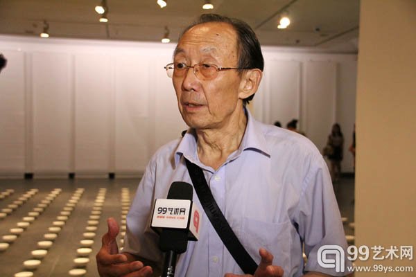 活动现场批评家刘骁纯在接受采访