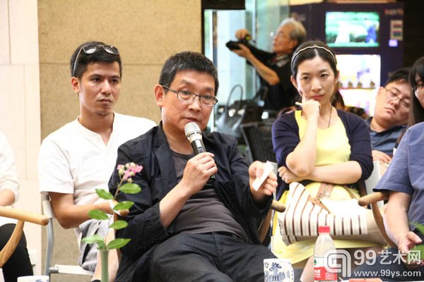 座谈会现场批评家黄专发言