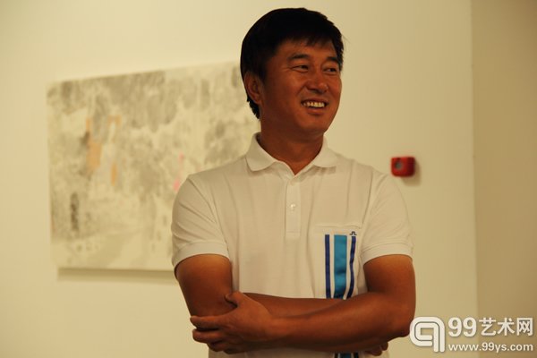 满文军在“并置”展现场