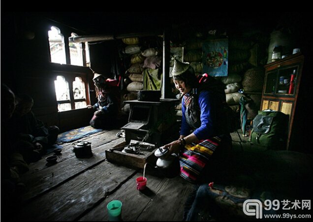 艾伦的另一幅获奖作品是不丹西北部一位年轻的女人在自家房屋中倒奶油茶的场景。