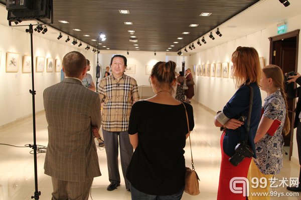 接受俄罗斯新闻媒体采访