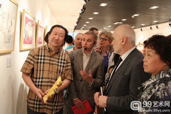 杨院长向来宾介绍展品