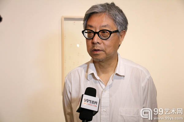活动现场艺术史家高名潞在接受采访