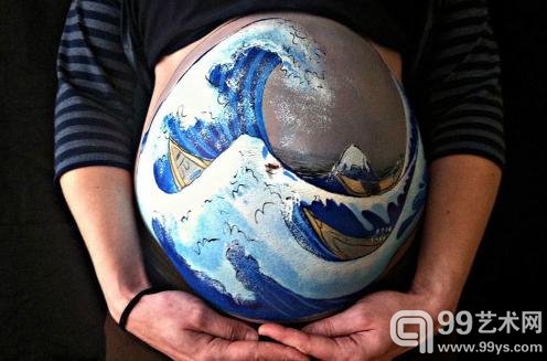 英艺术家孕妇肚皮上涂鸦纪念新生命