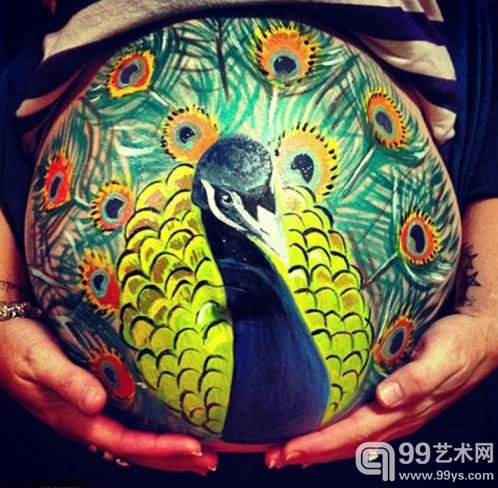 英艺术家孕妇肚皮上涂鸦纪念新生命