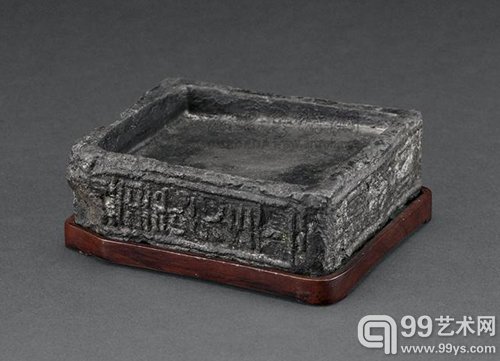 2005-11-05北京诚轩“瓷器工艺品”专场中，Lot0144“三国吴/清 吴昌硕自用并刻铭黄武元年砖砚” 66万成交