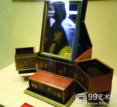 展出的南漆梳妆镜匣。