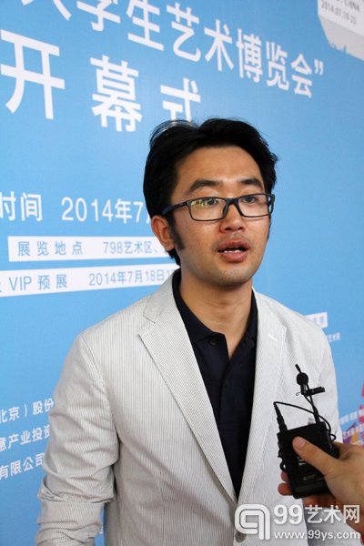 展览现场今日美术馆馆长高鹏在接受采访