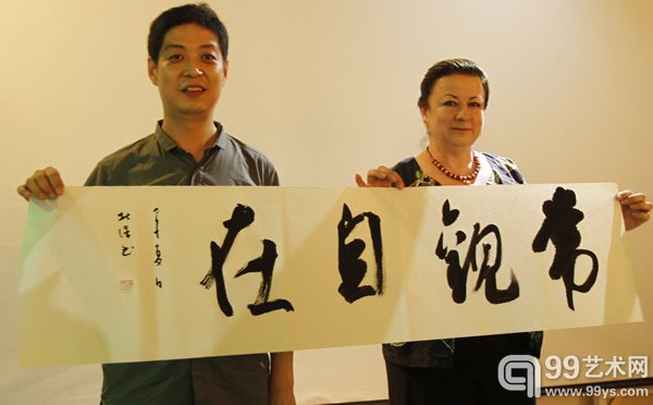 杜浩博士向哥伦比亚大使馆赠送作品