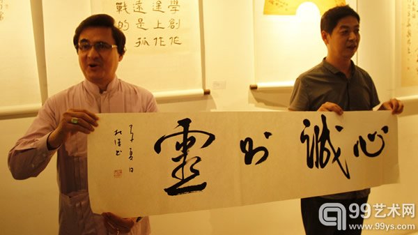 杜浩博士向厄瓜多尔大使馆赠送作品