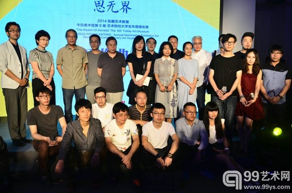评委与获奖者合影