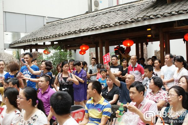 社会各界爱心人士积极参加本次慈善义拍现场