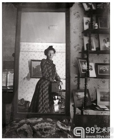 大约1900年一位未知名的妇女用柯达相机拍摄的自拍照