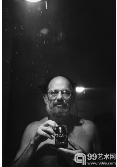 美国著名的诗人艾伦·金斯堡（Allen Ginsberg）自拍照，1985