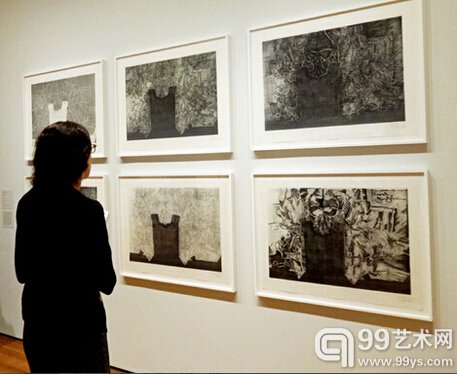观众在MoMA试图“解密”贾斯培·琼斯画作背后的“密码”