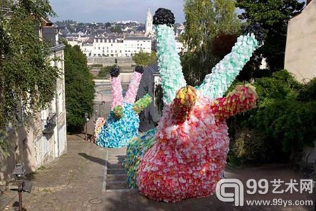 弗洛伦泰因·霍夫曼，《鼻涕虫》（Slow Slugs），2012年法国昂热（Angers），18x7.5x5米，金属、足球网、40000个塑料袋