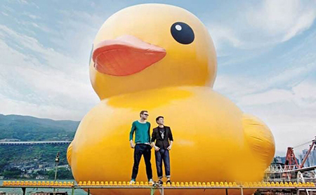 2013年，大黄鸭在香港展出时，艺术家弗洛伦泰因·霍夫曼与刘德华的合影