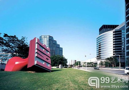 克拉斯·奥森伯格与古斯·范·布鲁根，《“免费”印章》，1991年于俄亥俄州克利夫兰维拉德公园（Willard Park），8.8x7.9x14.9米