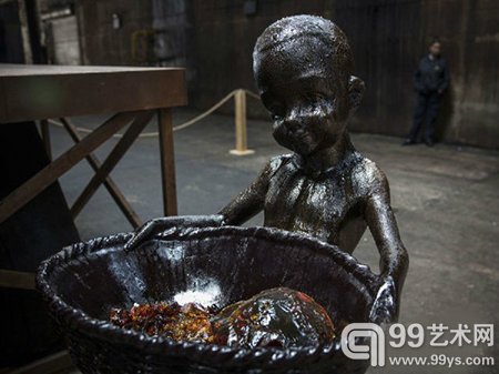高温使黑色的小糖人逐渐融化、解体，沃克就将破碎的雕塑放在完好的雕塑中