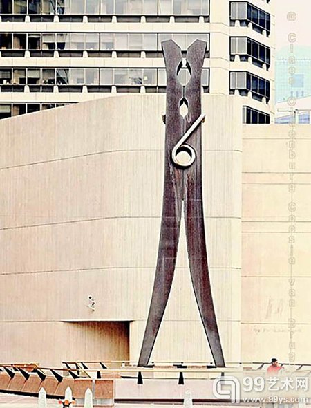 克拉斯·奥森伯格，《衣夹》（Clothespin ），1976年于费城，13.7x3.7x1.4米