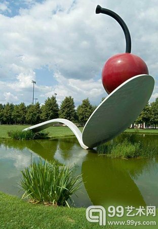 克拉斯·奥森伯格，《樱桃与勺子》（Cherry and Spoonbridge），1998年于明尼苏达州沃克艺术中心（Walker Art Center），9x15.7x4.1米