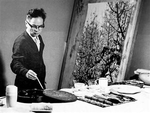 1973年，关山月在北京创作《俏不争春》。