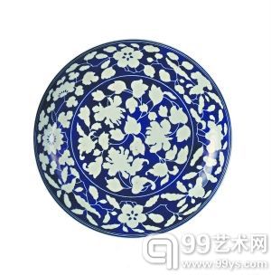 清雍正 洒蓝地白花大盘。