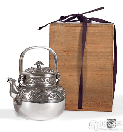 二世藏六造 饕餮纹银壶 L17.0cm H19.5cm W764.4g，成交价（含佣金）：RMB207，000
