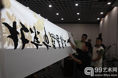 张克思悬空反写倒书北京市慈善义工协会文化专业委员会献给协会