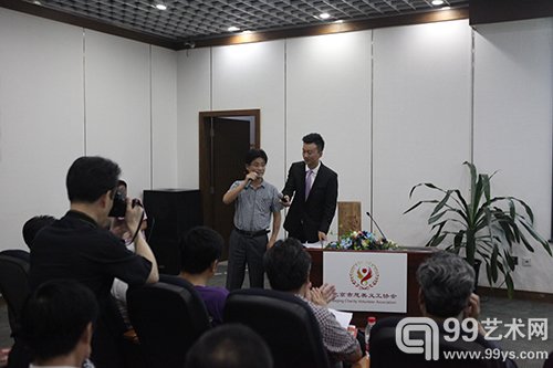 左：北京市慈善义工协会常务副会长兼秘书陈志斌  右：北京电视台主持人张伟