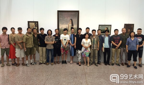 展览开幕式结束后全体合影