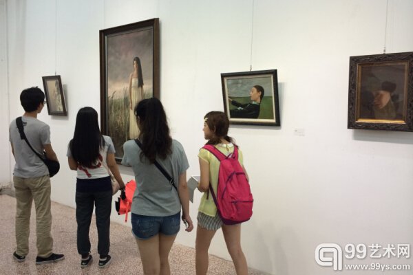 展览现场 观众正在欣赏展览作品