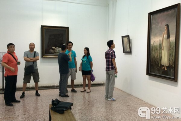 展览现场 艺术家正在等待举行开幕式