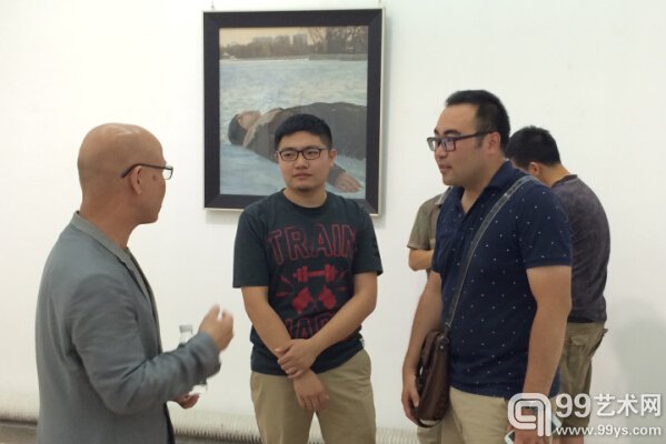 展览现场 艺术家正在交流艺术