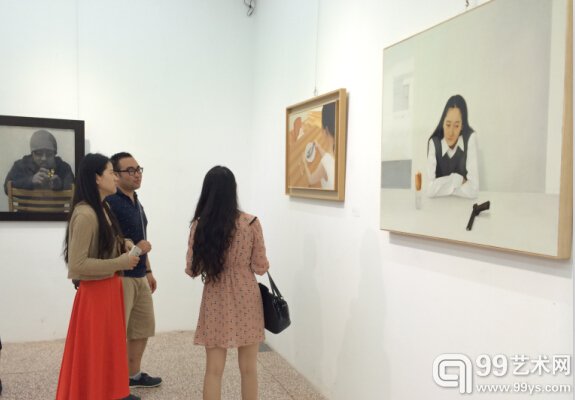 展览现场 观众正在的欣赏展览作品